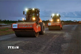 Với tinh thần “vượt nắng, thắng mưa”, các đơn vị thi công quyết tâm làm đêm, làm ngày để hoàn thành dự án đúng tiến độ đề ra. (Ảnh: Huỳnh Anh/TTXVN)