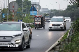 Phương tiện giao thông di chuyển ở cao tốc Đại lộ Thăng Long. (Ảnh: Phạm Kiên/TTXVN)