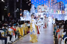 Lễ hội Áo dài kể câu chuyện về chiếc áo dài dành cho mọi giới tính, mọi độ tuổi và phù hợp với nhiều môi trường, hoàn cảnh. (Ảnh: Thu Hương/TTXVN)