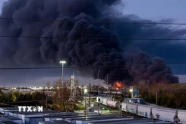 Khói bốc lên từ hiện trường vụ rơi máy bay của hãng vận chuyển UPS tại Louisville, Kentucky, Mỹ, ngày 4/11/2025. (Ảnh: REUTERS/TTXVN)