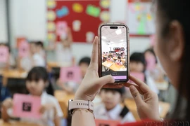 Ứng dụng công nghệ số trong giờ học thực hành. (Ảnh: Nguyễn Thành/TTXVN)