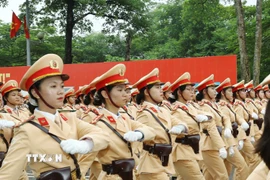 Khối nữ Cảnh sát giao thông luyện tập trong sáng 6/8. (Ảnh: Trọng Đức/TTXVN)