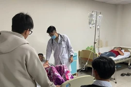 Các bệnh nhân bị ngộ độc nằm điều trị tại bệnh viện. (Nguồn: Nhân Dân)