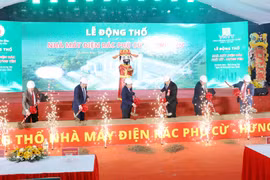Các đại biểu thực hiện nghi thức khởi công dự án. (Ảnh: Thế Duyệt/TTXVN)
