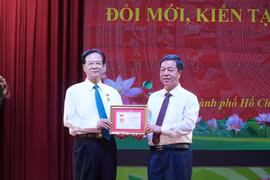 Nhà xuất bản Chính trị quốc gia Sự thật đã trao tặng đồng chí Nguyễn Tấn Dũng Kỷ niệm chương “Vì sự nghiệp xuất bản sách lý luận, chính trị của Đảng và Nhà nước.” (Ảnh: Hữu Duyên/TTXVN)