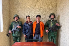 Đối tượng Lầu A Lềnh và Sùng A Say tại cơ quan chức năng. (Ảnh: TTXVN phát)