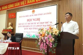 Đại diện lãnh đạo Đảng ủy xã Thu Lũm kiến nghị một số nội dung tới Đoàn đại biểu Quốc hội tỉnh. (Ảnh: TTXVN phát)