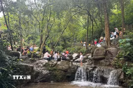 Du khách vui chơi tại suối Côn Sơn. (Ảnh: TTXVN phát)