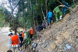 Các lực lượng chức năng vẫn nỗ lực tìm kiếm các nạn nhân mất tích do lũ quét. (Ảnh: TTXVN phát)