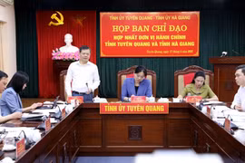 Chủ tịch Ủy ban Nhân dân tỉnh Tuyên Quang Nguyễn Văn Sơn phát biểu tại cuộc họp. (Ảnh: Quang Cường/TTXVN)