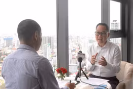 Chủ tịch CCJ Puy Kea trả lời phỏng vấn phóng viên TTXVN tại Phnom Penh nhân dịp kỷ niệm 100 năm Ngày Báo chí Cách mạng Việt Nam (21/6/1925-21/6/2025). (Ảnh: Quang Anh/TTXVN)