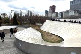 Trải nghiệm đi bộ trên cầu BP là sự kết hợp giữa nghệ thuật và không gian công cộng. (Ảnh: Ngọc Quang/TTXVN)