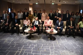 Các đại biểu chụp ảnh lưu niệm tại buổi làm việc. (Ảnh: Huy Tiến/TTXVN)