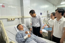 Vụ lật tàu du lịch trên vịnh Hạ Long: Khẩn trương tìm kiếm người mất tích