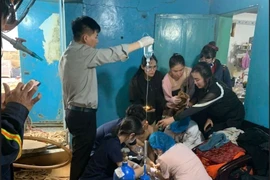 Các lực lượng chức năng của tỉnh Gia Lai đã nỗ lực giải cứu thành công hai nạn nhân bị rơi xuống giếng sâu lên mặt đất an toàn. (Ảnh: TTXVN)