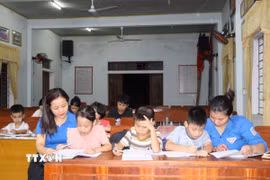 Đều đặn vào mỗi buổi tối hằng ngày, lớp học 0 đồng lại diễn ra tại Nhà văn hóa Tổ dân phố 3. (Ảnh: Hoàng Ngà/TTXVN)