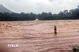 Một điểm cầu tràn nước bị ngập, gây chia cắt tại khu vực miền núi tỉnh Quảng Trị.( Ảnh: TTXVN phát)