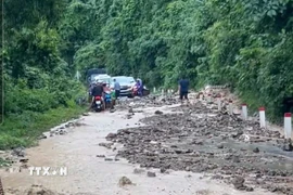 Khu vực sạt lở nằm ở vị trí đèo dốc, địa hình hiểm trở, tiềm ẩn nguy cơ sạt lở thứ cấp nếu trời mưa chưa dứt. (Ảnh: TTXVn phát)