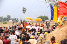 Các sư chùa Botum Kirirangsay thực hiện nghi thức truyền thống trong Tết Chol Chnam Thmay. (Ảnh: Giang Phương/TTXVN)