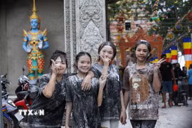 Các bạn trẻ hào hứng tham gia lễ hội tại chùa Botum Kirirangsay (còn gọi là chùa Khedol), thuộc phường Bình Minh, tỉnh Tây Ninh. (Ảnh: Giang Phương/TTXVN)