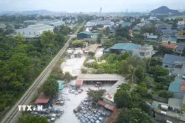 Những cơ sở sản xuất đá này đều thuộc diện phải di dời, tuy nhiên đến thời điểm này vẫn nằm trong khu vực đông dân cư. (Ảnh: Hoa Mai/TTXVN)
