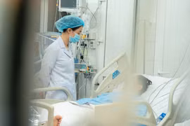 Bác sỹ Bệnh viện Thống Nhất Thành phố Hồ Chí Minh điều trị cho người bệnh. (Ảnh: TTXVN phát)
