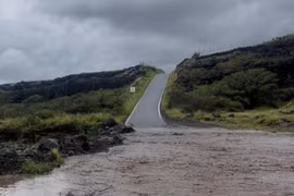 Lũ cuốn một đoạn đường ở Hana, hạt Maui, Hawaii, ngày 13/3. (Ảnh: AP)