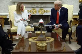 Tổng thống Mỹ Donald Trump thảo luận với Thủ tướng Italy Giorgia Meloni tại Nhà Trắng ngày 17/4/2025. (Ảnh: REUTERS/TTXVN)
