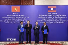 Chủ tịch Quốc hội Trần Thanh Mẫn và Chủ tịch Quốc hội Lào Xaysomphone Phomvihane chứng kiến Lễ trao Thỏa thuận hợp tác giữa thiết lập quan hệ hợp tác hữu nghị giữa thành phố Hội An, tỉnh Quảng Nam và thành phố Luang Prabang, tỉnh Luang Prabang (Vientiane, 17/10/2024). (Ảnh: Thống Nhất/TTXVN)