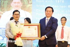 Trưởng Ban Tuyên giáo và Dân vận Trung ương Nguyễn Trọng Nghĩa trao tặng danh hiệu Thầy thuốc ưu tú cho các thầy thuốc của Bệnh viện Thống Nhất Thành phố Hồ Chí Minh. (Ảnh: Đinh Hằng /TTXVN)