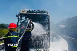 Phòng Cảnh sát chữa cháy và cứu nạn cứu hộ (Công an tỉnh Thanh Hoá) đã huy động lực lượng, phương tiện đến hiện trường thực hiện chữa cháy. (Ảnh: TTXVN)