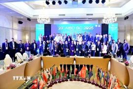 Các đại biểu chụp ảnh lưu niệm tại hội nghị. (Ảnh: Đỗ Sinh/TTXVN)