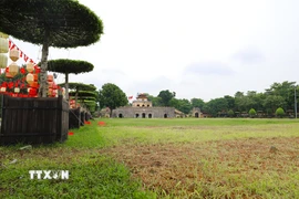 Sân và toàn bộ bãi cỏ rộng thuộc khuôn viên Hoàng thành Thăng Long được dùng tập kết phương tiện. (Ảnh: Thành Phương/TTXVN)