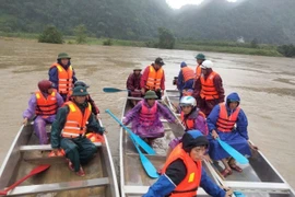 Lực lượng chức năng tổ chức lực lượng tìm kiếm các nạn nhân mất tích. (Ảnh: TTXVN phát)