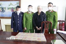 Đối tượng Đào Minh Hoàng cùng tang vật vụ án. (Ảnh: TTXVN phát)