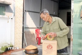 Sản phẩm cá kho Nhân Hậu được đóng gói cẩn thận, có thể vận chuyển xa, rất phù hợp làm quà tặng, quà biếu. (Ảnh: Nguyễn Chinh/TTXVN)