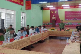 Thiếu tướng Hồ Song Ân, Giám đốc Công an tỉnh Quảng Ngãi kiểm tra điểm bỏ phiếu tại xã Ba Tô. (Ảnh: Cao Nguyên/TTXVN)