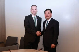 Bộ trưởng Bộ Công Thương Nguyễn Hồng Diên, Trưởng đoàn đàm phán Chính phủ Việt Nam gặp Trưởng Đại diện Thương mại Hoa Kỳ Jamieson Greer, Trưởng đoàn đàm phán Hoa Kỳ tại phiên phiên đàm phán cấp Bộ trưởng ở thủ đô Paris. (Ảnh: TTXVN phát)