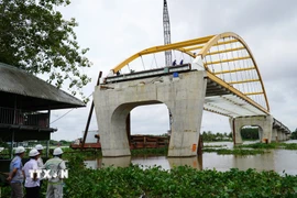 Công trình cầu Cái Lớn. (Ảnh: Văn Sĩ/TTXVN)