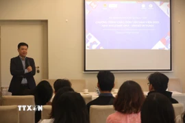 Đại diện Đại sứ quán Việt Nam tại Italy, ông Nguyễn Đăng Hải Hùng trao đổi với các bạn tân sinh viên Việt Nam. (Ảnh: Thanh Hải/TTXVN)