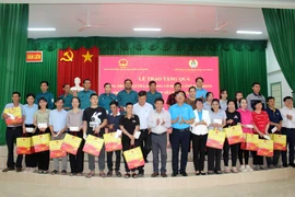 Đoàn Đại biểu Quốc hội tỉnh Lâm Đồng phối hợp với Liên đoàn Lao động tỉnh tặng quà cho đoàn viên, người lao động xã Hàm Liêm (tỉnh Lâm Đồng) trở lại làm việc sau Tết Bính Ngọ năm 2026. (Ảnh: Hồng Hiếu/TTXVN)