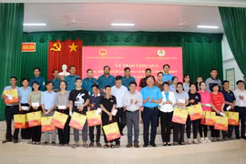 Đoàn Đại biểu Quốc hội tỉnh Lâm Đồng phối hợp với Liên đoàn Lao động tỉnh tặng quà cho đoàn viên, người lao động xã Hàm Liêm (tỉnh Lâm Đồng) trở lại làm việc sau Tết Bính Ngọ năm 2026. (Ảnh: Hồng Hiếu/TTXVN)
