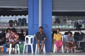 Người dân sơ tán tránh xung đột biên giới tại Buriram, Thái Lan ngày 28/7/2025. (Ảnh: THX/TTXVN)
