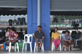 Người dân sơ tán tránh xung đột biên giới tại Buriram, Thái Lan ngày 28/7/2025. (Ảnh: THX/TTXVN)