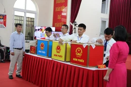 Diễn tập niêm phong hòm phiếu tại điểm vận hành bầu cử mẫu ở số 58, Nhà văn hóa tổ dân phố Bình Minh, phường Hạc Thành, tỉnh Thanh Hóa. (Ảnh: Khiếu Thị Tư/TTXVN)