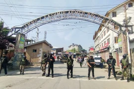 Lực lượng an ninh gác tại Srinagar sau vụ tấn công nhằm vào khách du lịch, ngày 23/4/2025. (Ảnh: ANI/TTXVN)