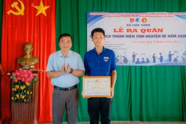Nam sinh nhận giấy khen của Ủy ban Nhân dân xã Cửa Tùng. (Ảnh: Ủy ban Nhân dân xã Cửa Tùng)