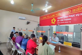 Người dân đến giải quyết các thủ tục hành chính tại Trung tâm phục vụ hành chính công xã Tân Thành. (Nguồn: Vietnam+)
