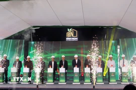 Các đại biểu bấm nút khởi công dự án. (Ảnh: Trịnh Bang Nhiệm/TTXVN)