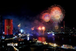 Đúng 21 giờ ngày 30/4, pháo hoa rực sáng trên bầu trời Thành phố Hồ Chí Minh trước sự reo hò, những tràng vỗ tay của hàng nghìn người dân Thành phố. (Ảnh: Mạnh Linh/TTXVN)